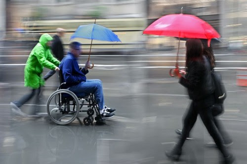 Conduzir a cadeira de rodas sozinho e segurar um guarda-chuva ao mesmo tempo é como assobiar e chupar cana