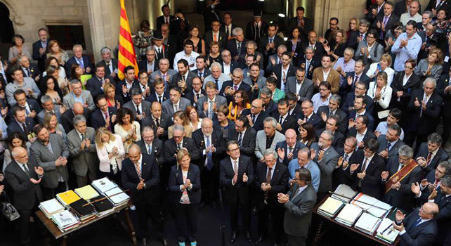 El presidente de la Generalitat, Artur Mas, junto a los más de 800 alcaldes que muestran su apoyo a la consulta del 9-N.