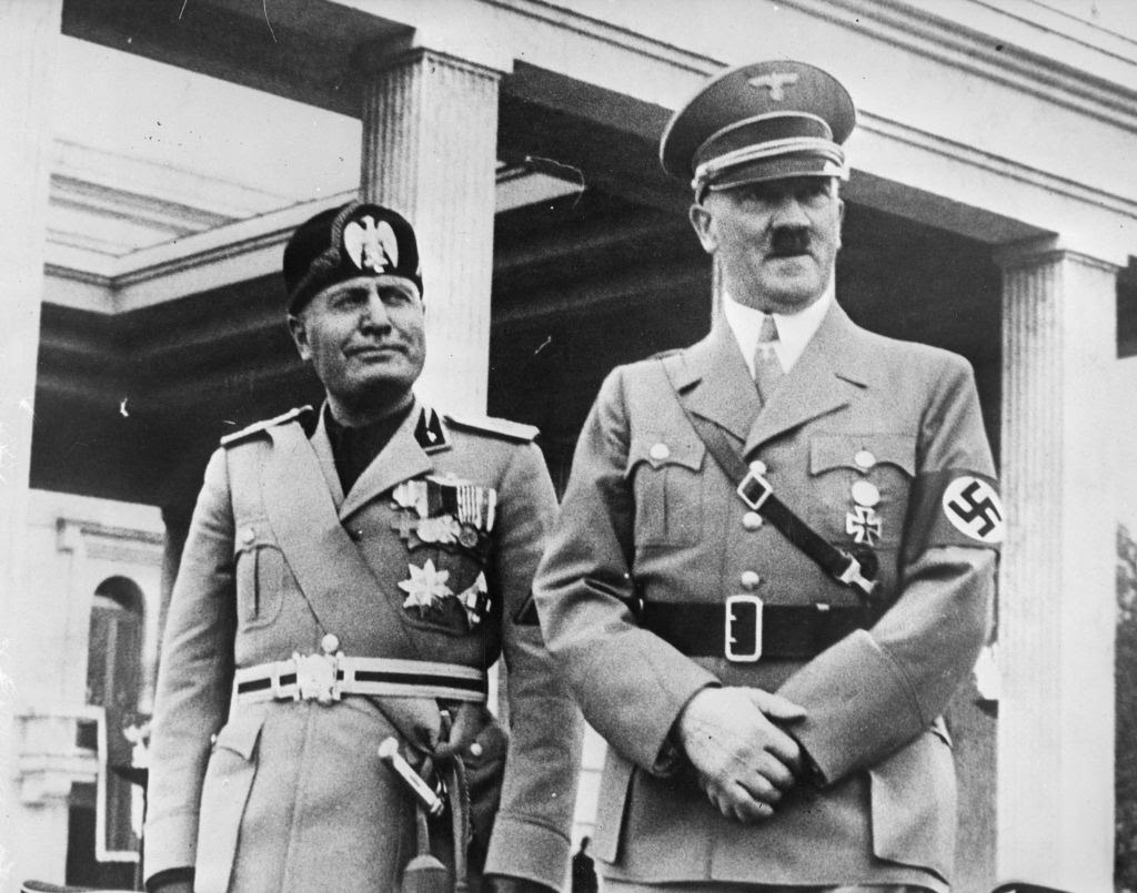 Septiembre de 1937: el dictador fascista italiano Benito Mussolini (1883-1945) y Adolf Hitler (1889-1945), el líder de la Alemania nazi, en Munich.  (Foto de Fox Photos / Getty Images)