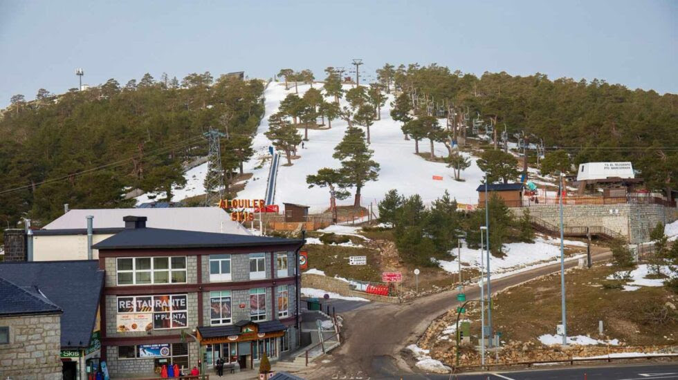 Apoyan el cierre,
desmantelamiento y
restauración de la estación de
esquí de Navacerrada