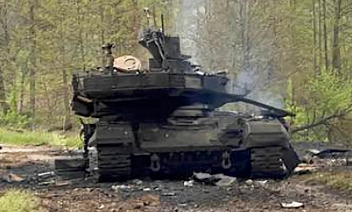 Xe tăng T-90M Nga cháy đen trong ảnh được phóng viên Ukraine công bố hôm 4/5. Ảnh: Twitter/IAPonomarenko.