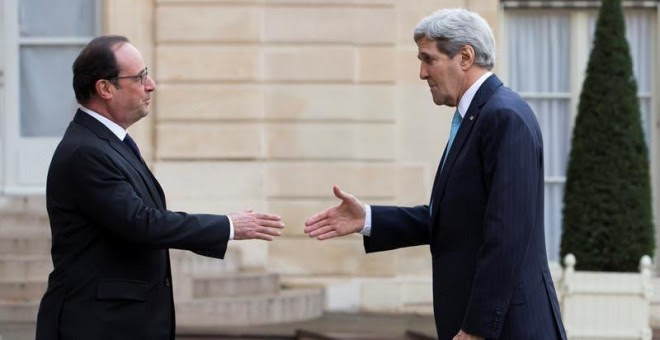 El presidente galo, François Hollande (izq), saluda al secretario de Estado de EE.UU., John Kerry.  EFE/Ian Langsdon