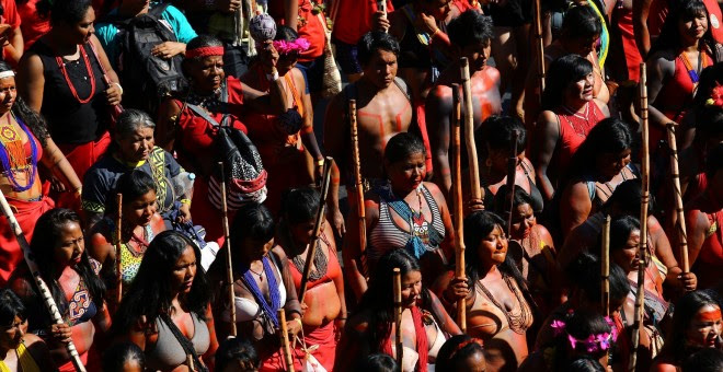 Indígenas participan en una marcha para exigir respeto por sus derechos y protestar contra el presidente de Brasil, Jair Bolsonaro. Reuters