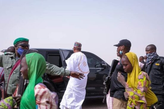 Governor Zulum stops his convoy to help women gathering firewood (photos)