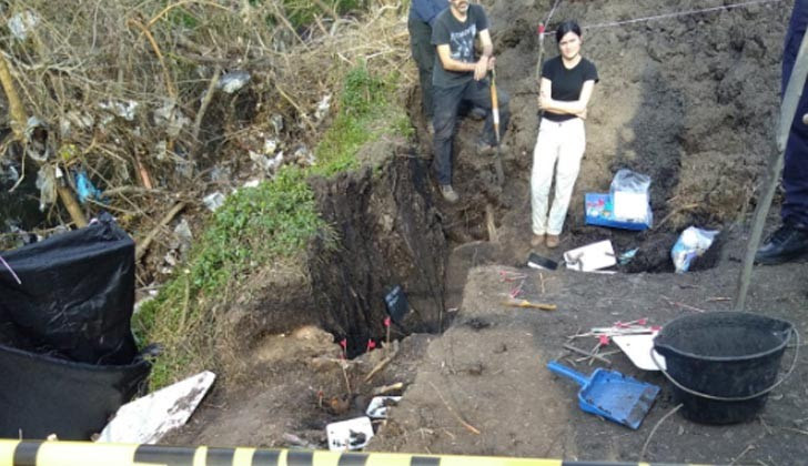 Equipos de antropólogos tras el hallazgo de restos óseos humanos en el Batallón 13.