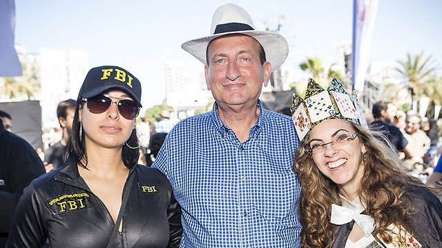 Le maire de Tel Aviv, Ron Huldai, célèbre Pourim avec certains des jeunes résidents de la ville