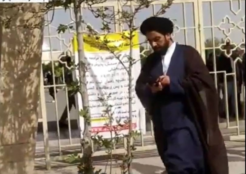 شاهد ردة فعل رجل دين إيراني بعد هتاف الطلاب ضده أمام إحدى المدارس
