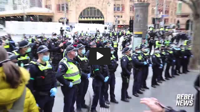 Police Stand Down at Freedom Day in Melbourne, Australia XGI8aPaTS2