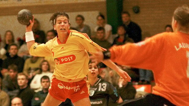 Monique Feijen kapura lő a Viborg kapusának Susanne Munk Wilbeknek. Fotó: ERIK LUNTANG / Scanpix Danmark