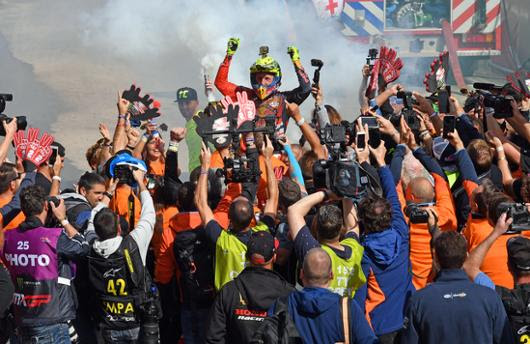 Antonio Cairoli festeggiato dai tifosi