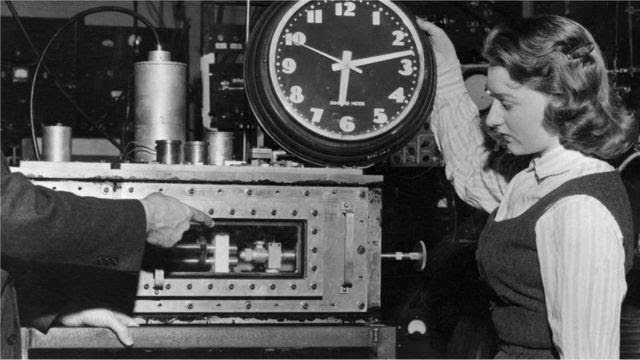 Um dos primeiros relógios atômicos 'maser', em meados dos anos 1950