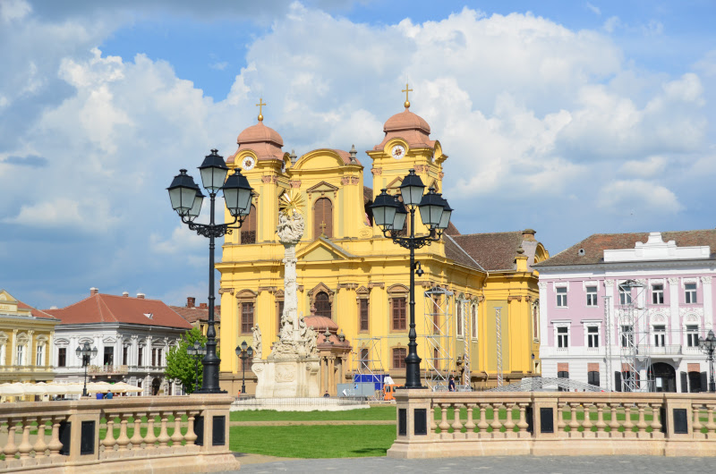 piata-unirii-din-timisoara-domnul-romano-catolic-baroc
