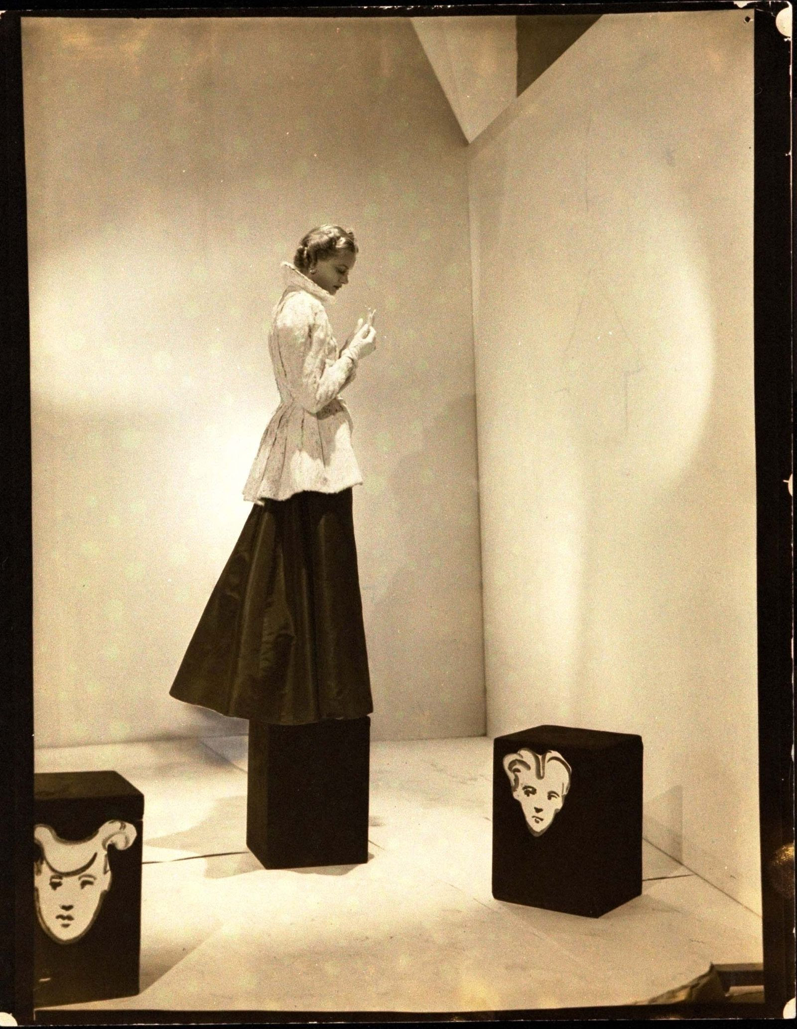 Modelo luciendo una chaqueta entallada a la cintura con peplum sobre vestidod e tafetn de Lelong .