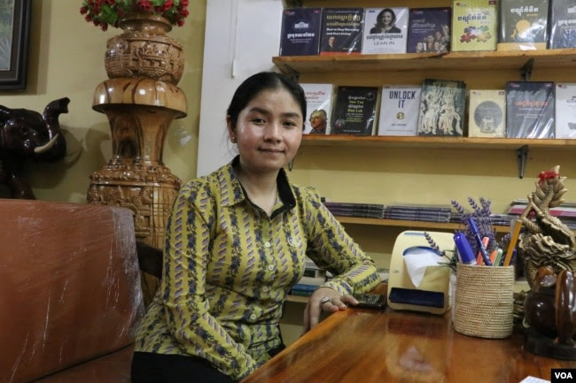 Sin Chanpeourozet, 35, a former Ou Char commune chief in Battambang province gave an interview to VOA Khmer at her home, December 13, 2021. (Sun Narin/VOA Khmer)