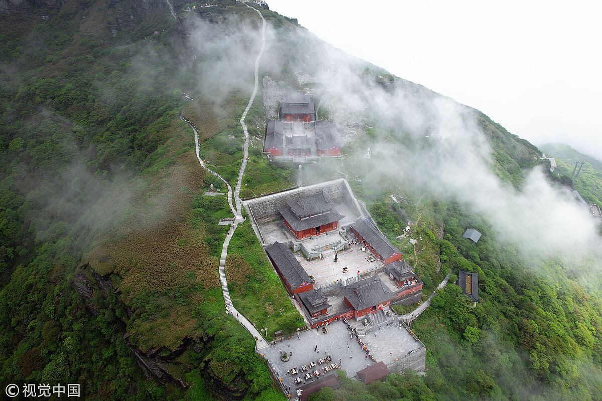 Quần thể tâm linh trên dãy núi bên dưới đỉnh Phạm Tịnh. Ngày nay, đền đôi được chính quyền trùng tu, gia cố bằng các vật liệu chắc chắn hơn để chống lại sức gió mạnh, môi trường khắc nghiệt trên cao. Tuy nhiên, công trình mà du khách thấy ngày nay vẫn giữ nguyên lối kiến trúc ban đầu của nó. Ảnh: VCG