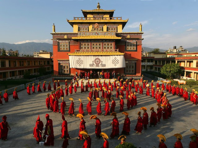 Giáo viên cuối của thầy Ricard - cũng là giáo viên của Đức Đạt Lai Lạt Ma - ngài Dilgo Khyentse Rinpoche - đã xây dựng tu viện Shechen vào năm 1985.