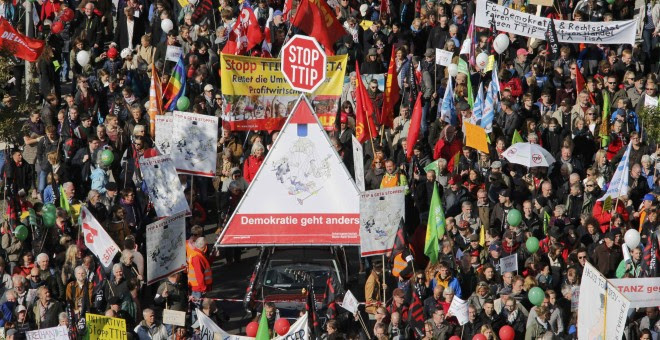 Activistas de los derechos de consumidores participan en la marcha para protestar contra TTIP en Berlín.- REUTERS.