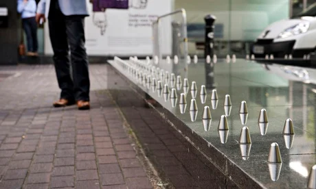 Picos para evitar que as pessoas se sentem em Euston, zona central de Londres. Foto de Linda Nylind