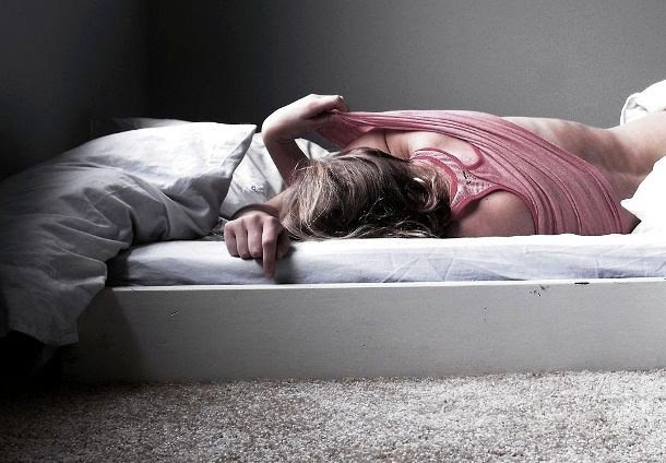 Nếu bạn vẫn cảm thấy chóng mặt ngay cả khi nằm trên giường, hãy đặt 1 trong 2 chân của bạn xuống đất