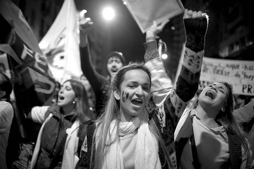 Marcha del movimiento estudiantil en reclamo de 6% del Producto Interno Bruto para la enseñanza, anoche, en 18 de Julio. Foto: Santiago Mazzarovich