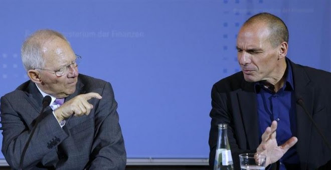 El ministro de finanzas griego, Yanis Varoufakis (derecha), y su homólogo alemán Wolfgang Schäuble, en la rueda de prensa que ofrecieron el pasado febrero tras una reunión en Berlín. REUTERS