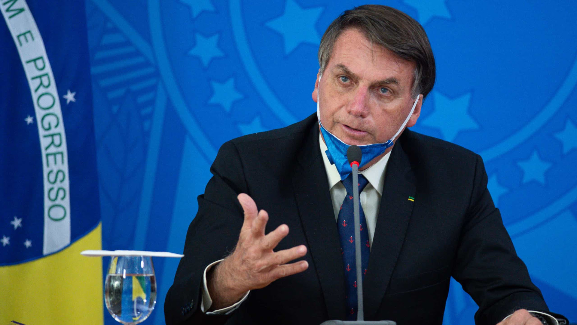 Em dia de recordes, Bolsonaro critica quem quer culpá-lo por mortes
