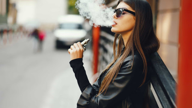 Estudo revela que fumar cigarros eletrônicos aumenta risco de bronquite
