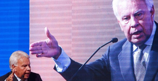 El expresidente del Gobierno Español Felipe González interviene en el quinto seminario "Liderazgo en tiempos de crisis" hoy, miércoles 28 de septiembre de 2016, en Santiago (Chile). EFE/Mario Ruiz