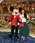 Luciana Misura com Mickey Mouse a bordo do Disney Wish no cruzeiro de Natal