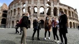 Além do medo, Itália enfrenta uso político do coronavírus
