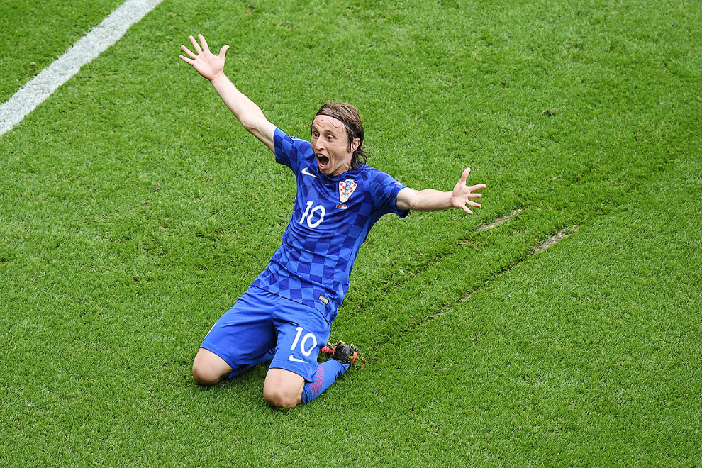 Luka Modric từ Croatia ghi được Thổ Nhĩ Kỳ Лука Модрич из Хорватии забил гол туркам