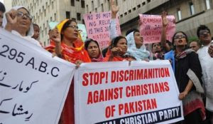 Pakistan: Hundreds of Christian families flee after Muslims threaten to set fire to their neighborhood