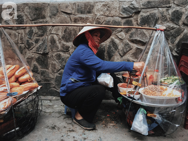 Gánh bánh mì ngon nhất Sài Gòn, 30 năm tuổi vẫn làm bao người say đắm: Không địa chỉ cố định, ngày bán 300 ổ, mỗi ổ chỉ 12 ngàn - Ảnh 4.