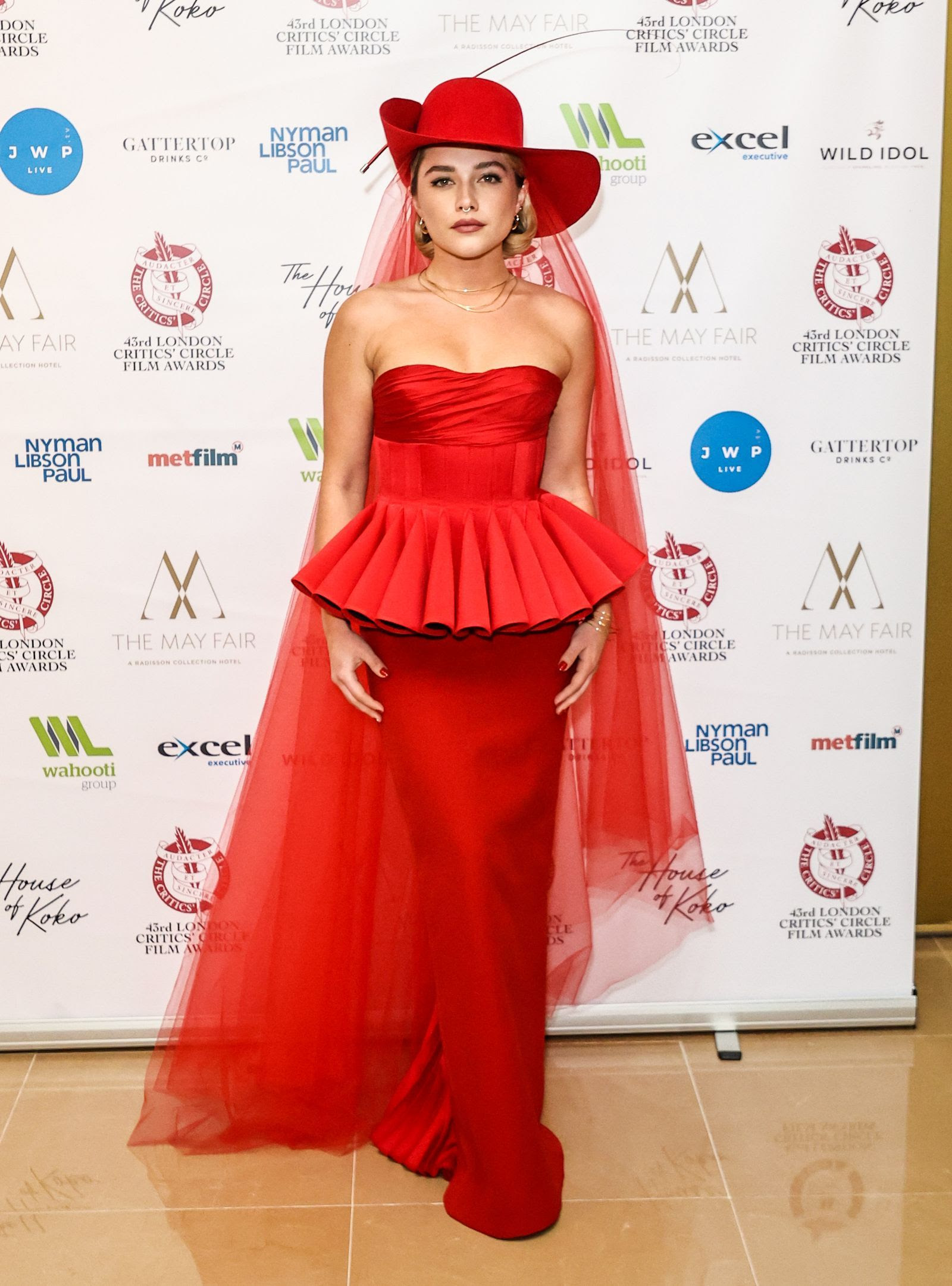 Florence Pugh en los London Critics' Circle Film Awards de 2023 con un look con peplum de Robert Wun.