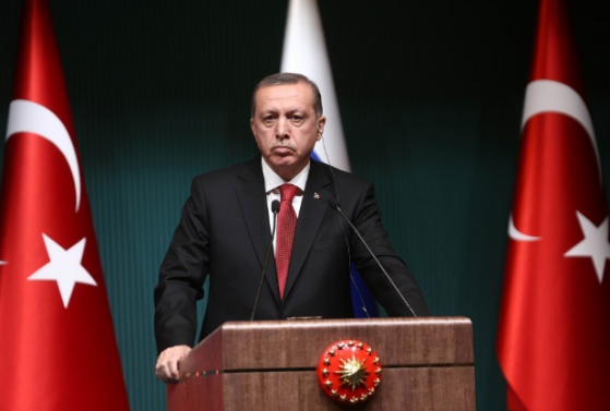 Erdogan-behindpodium
