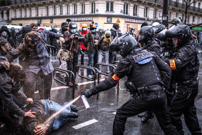 Lors de la manifestation contre la loi Sécurité globale, à Paris, le 12 décembre. © Fabien Pallueau/NurPhoto via AFP