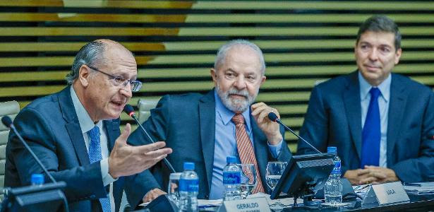 Alckmin fala na Fiesp durante debate com Lula e o empresário Josué Gomes da Silva, presidente da federação, em São Paulo