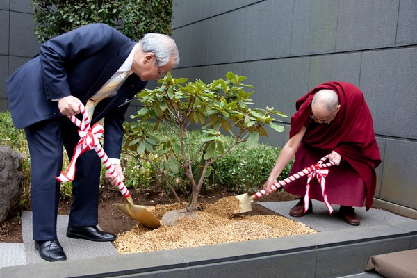 Đức Đạt Lai Lạt Ma trồng cây lưu niệm trong chuyến viếng thăm Hiệp hội Bác sĩ tại Tokyo, Nhật Bản. 04/04/2015. (Ảnh: Jeremy Russell)