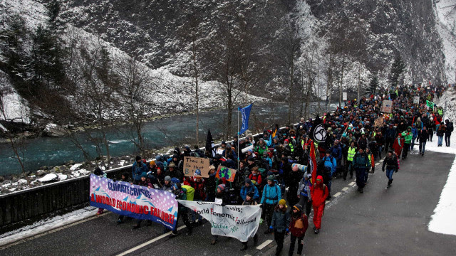 Manifestantes pelo clima a caminho do Fórum de Davos
