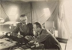 קרס פון קרסנשטיין (משמאל) והברון לאגר (מפקד הכוחות האוסטריים בחזית ארץ ישראל)