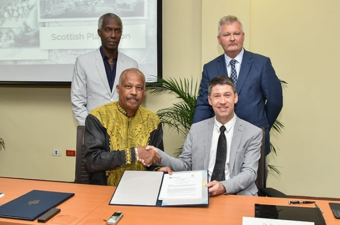 A historic Memorandum of Understanding (MoU) has been signed by the Vice-Chancellor of The University of the West Indies (UWI), Professor Sir Hilary Beckles (left) and Dr David Duncan, University of Glasgow’s chief operating officer