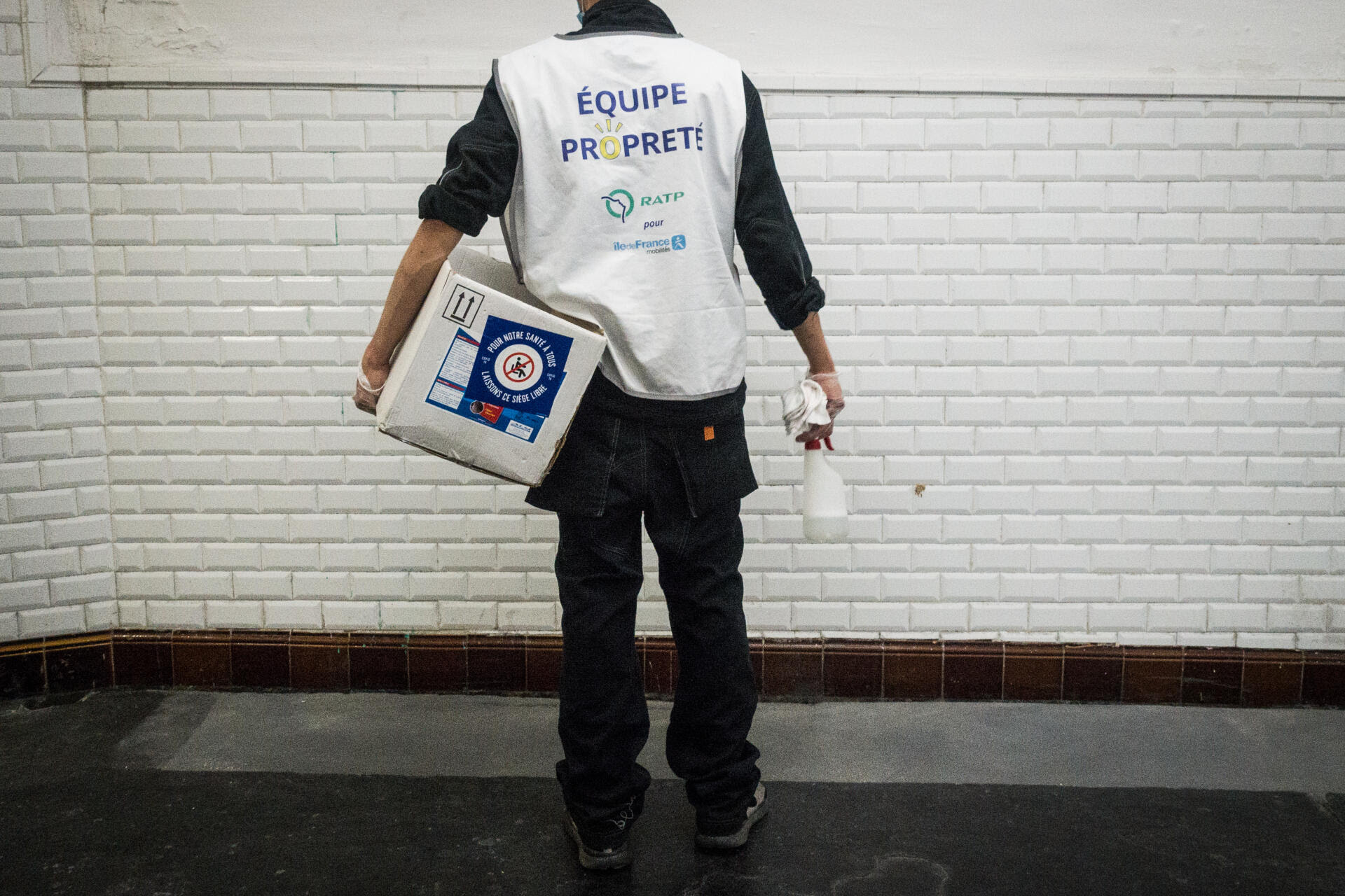 Rahim (prénom modifié), 28 ans, est agent de propreté dans le RER. Avant d'occuper cet emploi, il a été livreur pour les plates-formes Deliveroo, Stuart, UberEats et Globo.