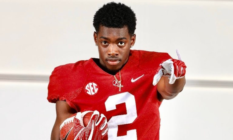 Terrion Arnold poses for picture during Alabama visit