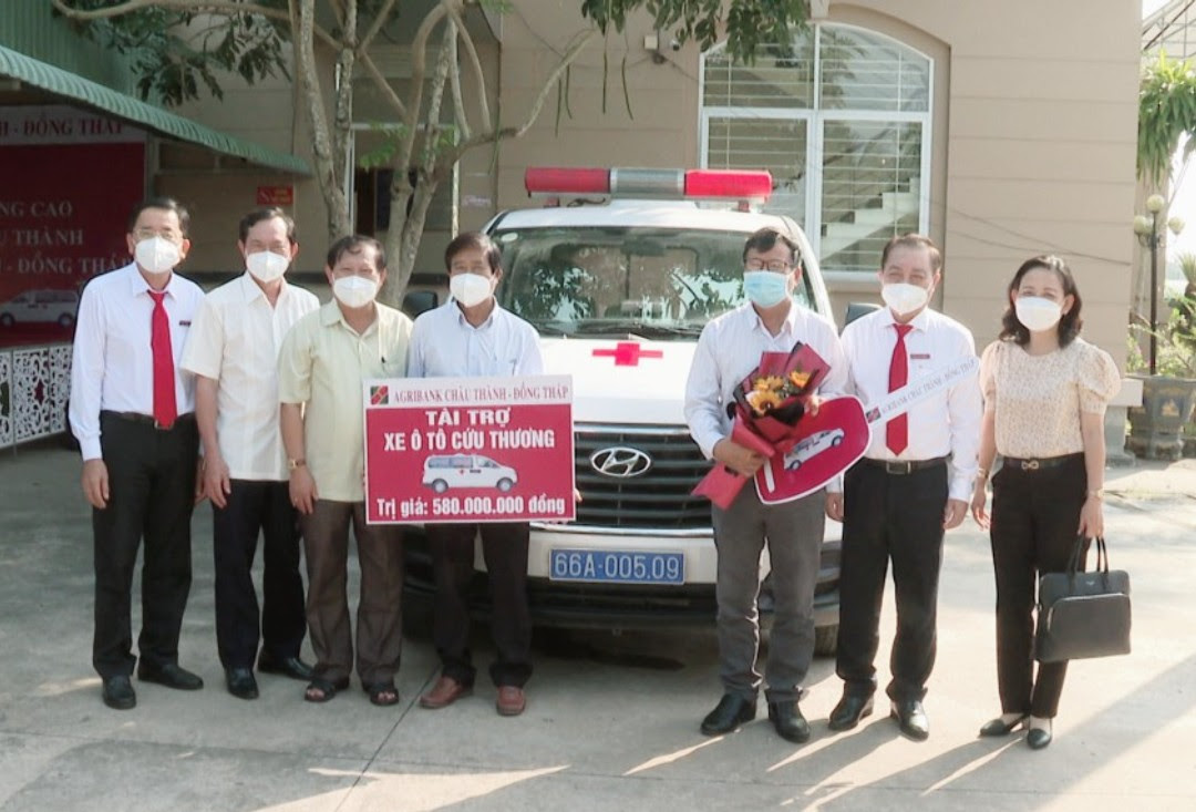 Agribank Châu Thành – Đồng Tháp bàn giao xe cứu thương cho Trung tâm y tế Châu Thành - Ảnh 1.