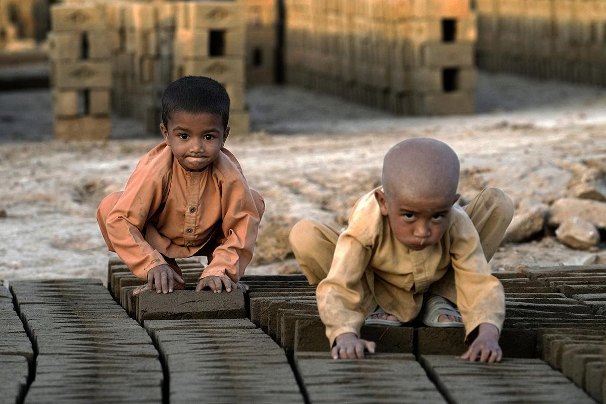 20220726_Afghanistan_child_labor_bricks_web_AP22261446103082 image