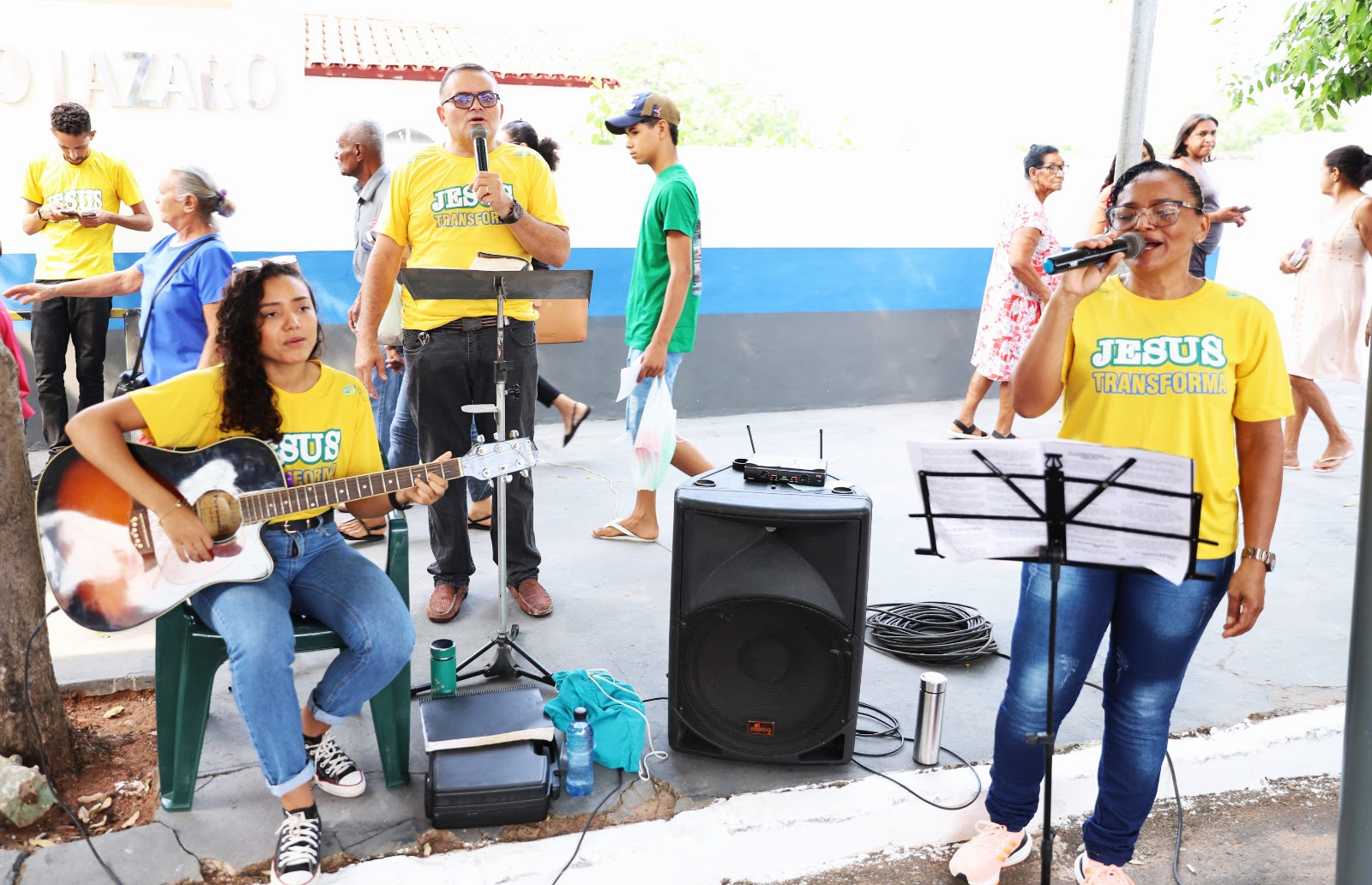 Antes de entrar no cemitério, os visitantes puderam ouvir músicas cristãs, por meio do grupo de louvor da Primeira Igreja Batista