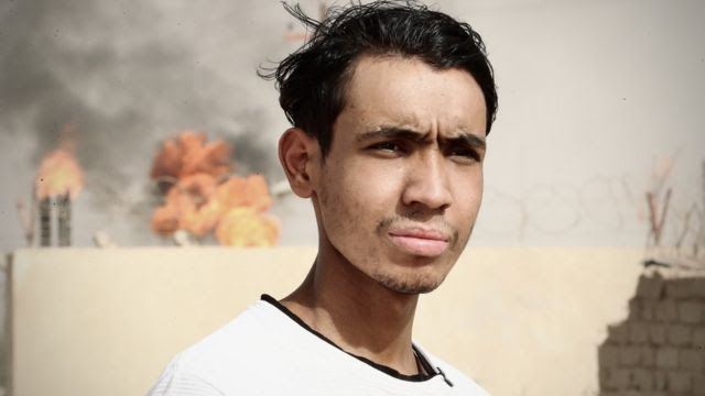 Ali Hussein Julood, de 19 anos, em frente às chamas da queima de gás em Rumaila