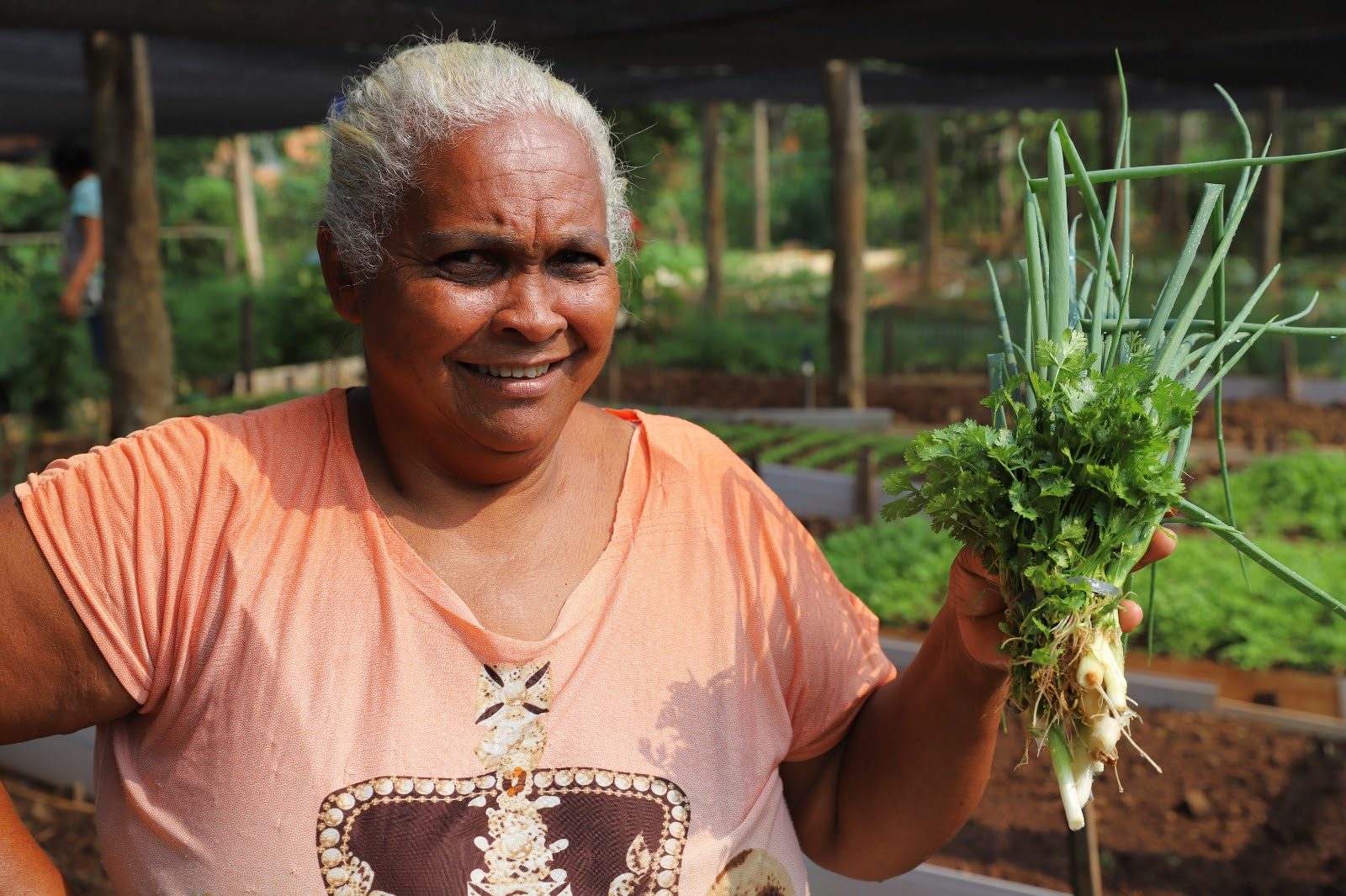 “Daqui tiro uma renda boa que ajuda eu e meu esposo. Eu gosto demais daqui e esse apoio da Prefeitura é fundamental!”, afirmou a horticultura, Maria Clemides