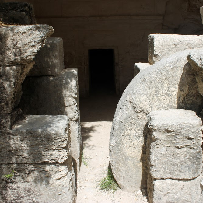 Antigua cueva funeraria con una enorme piedra rodante en su entrada. Los fragmentos de cerámica hallados en su interior indican que la cueva se utilizó desde el siglo I d.C. hasta la segunda revuelta judía contra los romanos