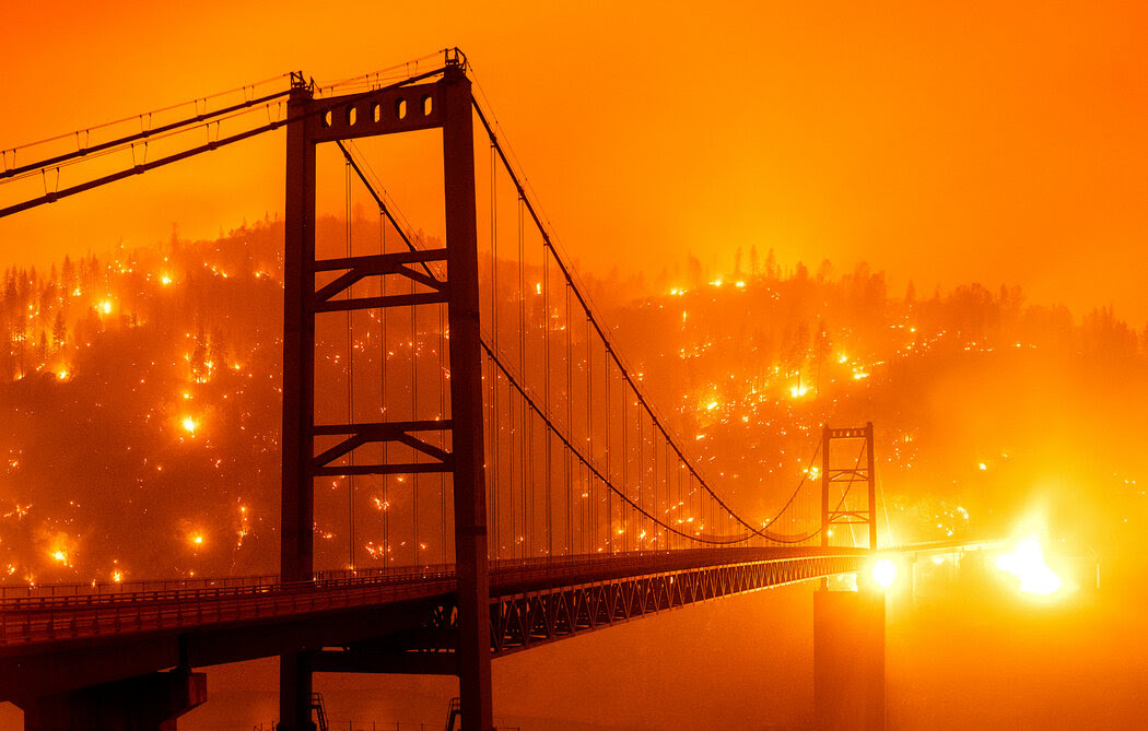 週三，這場大火被稱為“熊火”，發生在加利福尼亞州奧羅維爾市比德維爾橋附近的一個山坡上。